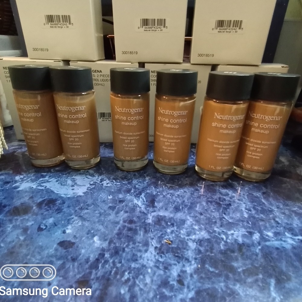2 count Narural Beige makeup. Neutrogena Shine control. Liquid .